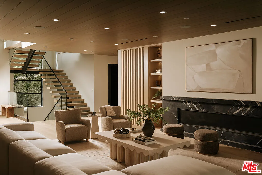 5 bed, 7.0 bath, 5772 sqft, $40,000 — Photo 2