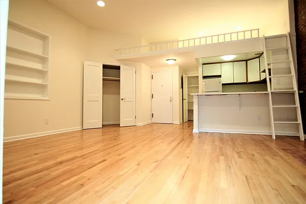 Rented by One New York Realty Inc | media 15