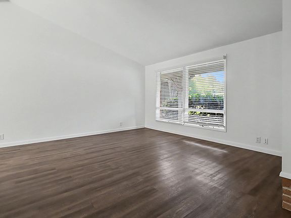 4th image of 910 Wisteria Way