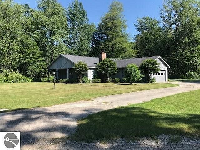 1st image of 4433 Woodlawn Dr