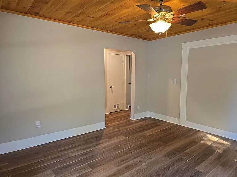 147 Laurel St — Photo 10