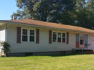 530 Park Ln, Wood River, IL 62095