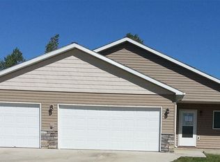 1725 Rivers Edge Dr SE, Minot, ND 58701