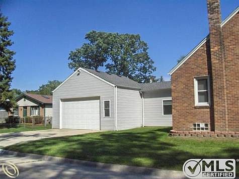 Newer 2.5 Car Attached Garage