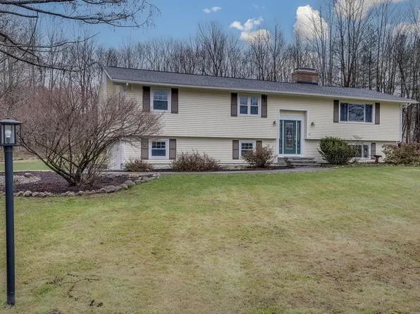 3 Radcliffe Cir, Bedford, MA 01730