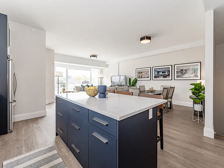 460 Columbia St W — Photo 173