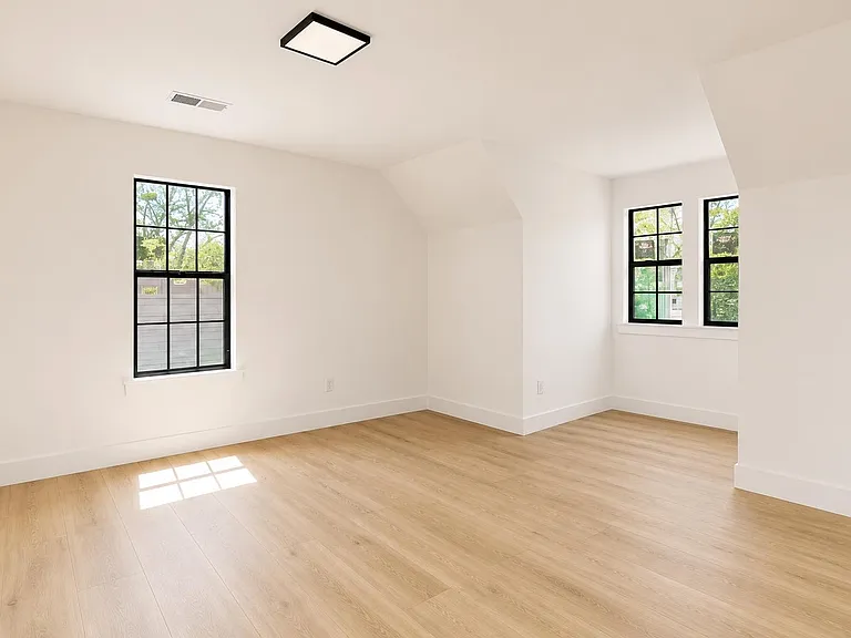 960 Blythe St — Photo 11