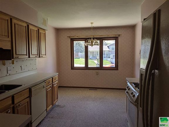3rd image of 2224 Helmer St