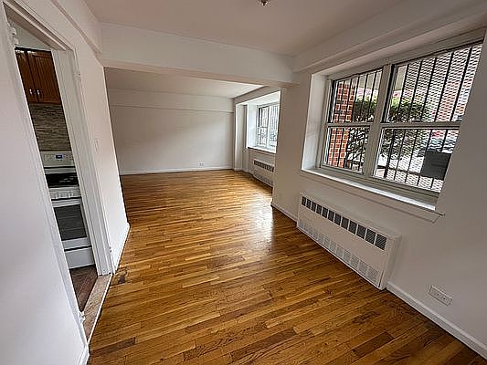 5th image of 3443 Crescent St APT 1R