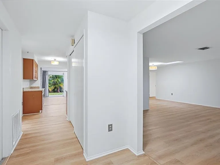 1329 Nantucket Rd — Photo 4