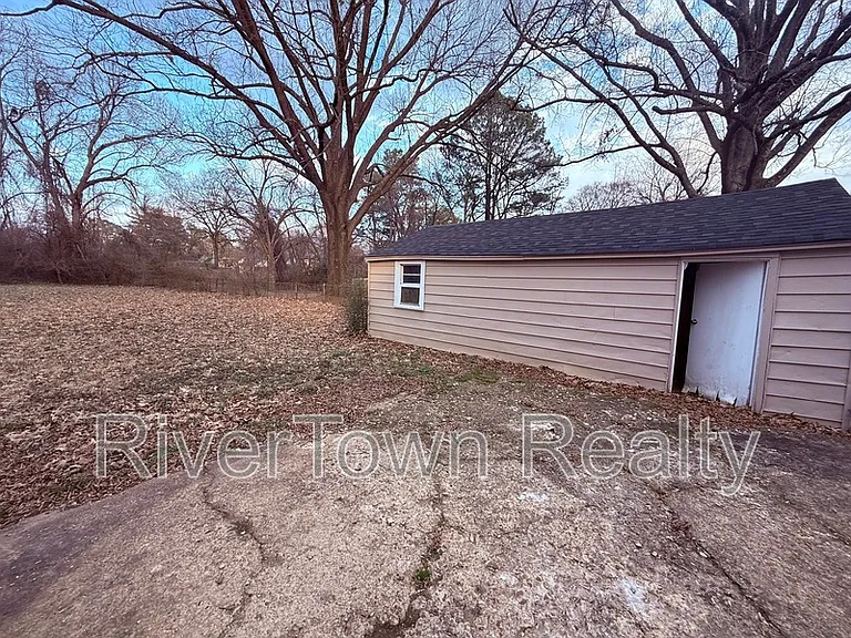 1454 Delano Ave — Photo 17