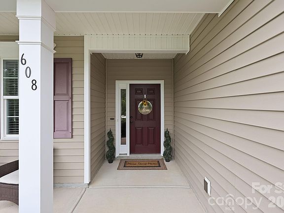 3rd image of 608 Augustus Ln
