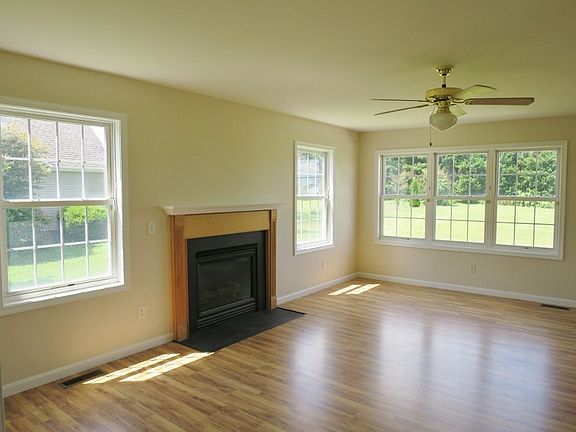 Great Room w gas fireplace