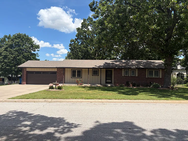 109 Anita Dr — Photo 1