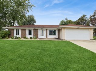 154 Stonehurst Dr, Elgin, IL 60120