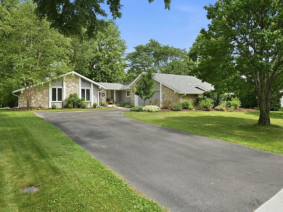 1st image of 221 Aspen Way