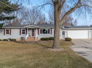 203 Sunrise Ter, Waverly, IA 50677