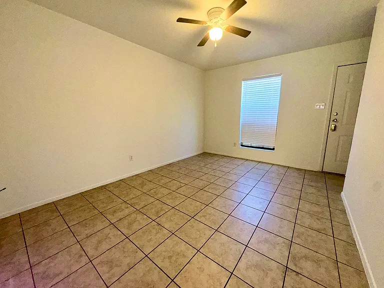 1112 Leslie Cir — Photo 3