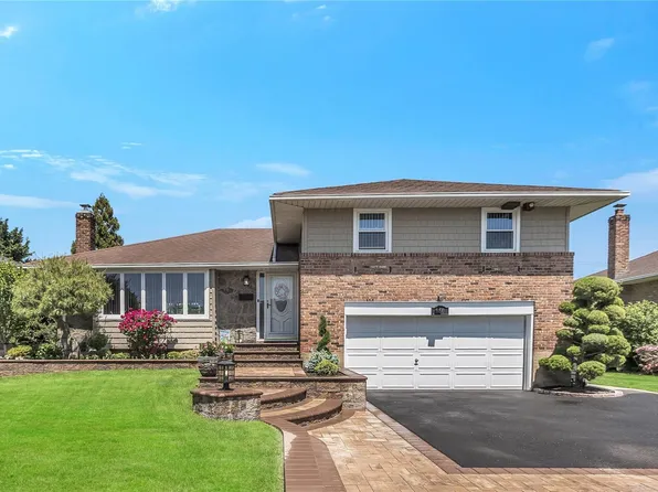 860 Bromton Drive, Westbury, NY 11590