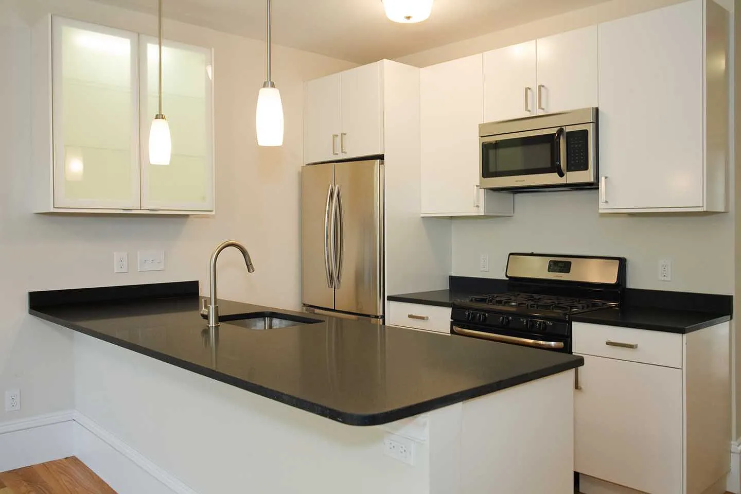 3 bed, 1.5 bath, $4,400 — Photo 1