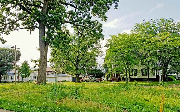 3rd image of 302 S Park St