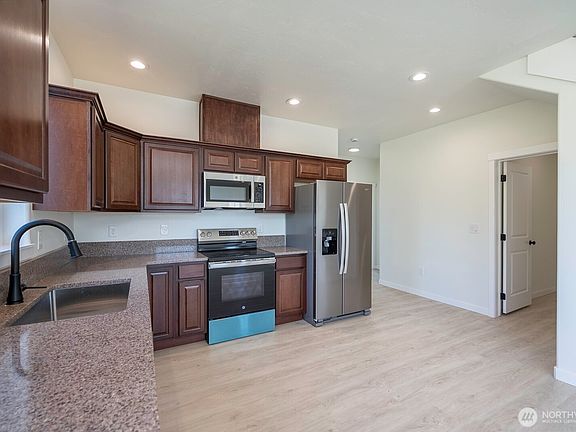 4th image of 624 Aster Street S
