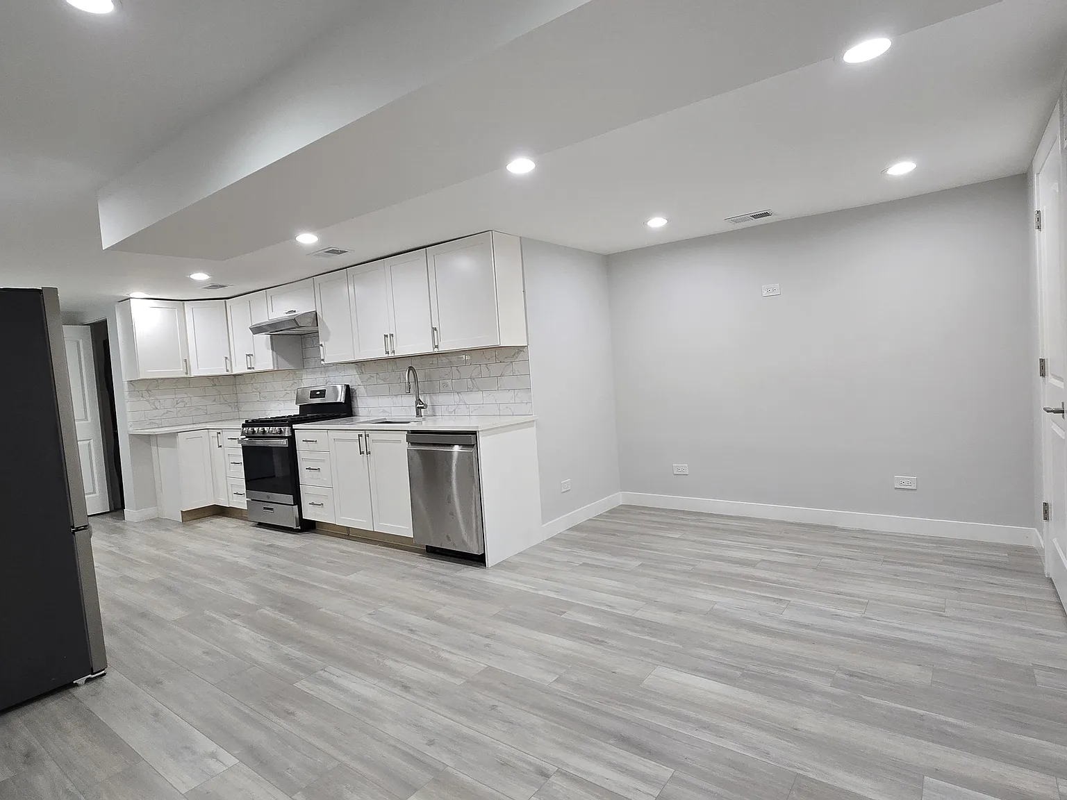 2 bed, 1000 sqft, $1,995 — Photo 3