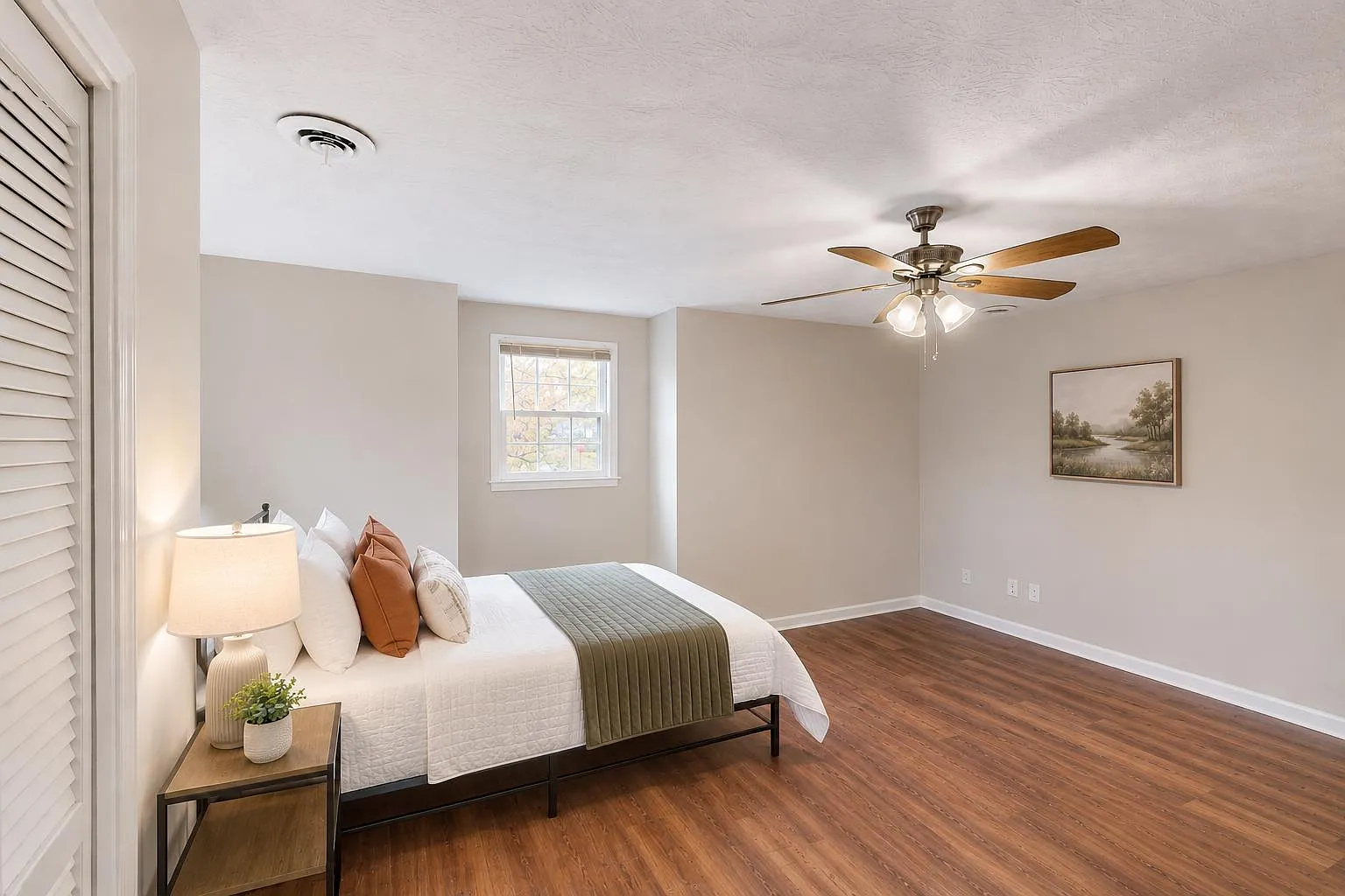 4 bed, 3.0 bath, $802 — Photo 2
