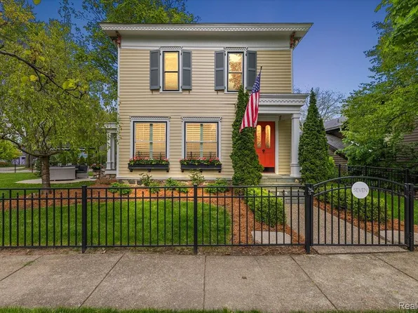 7 Buffalo St, Clarkston, MI 48346