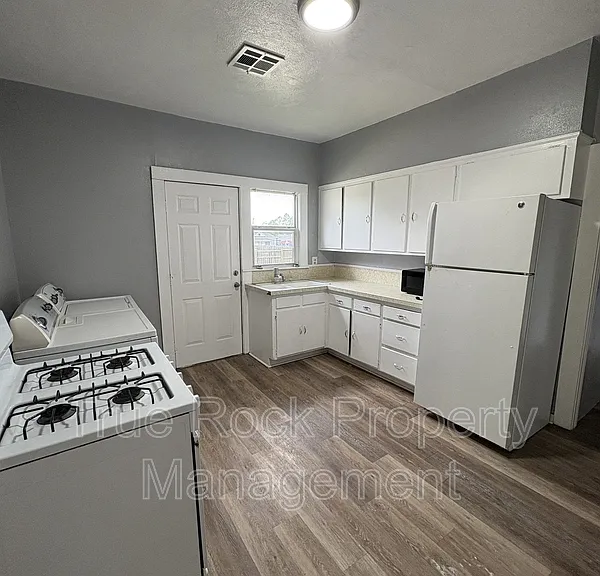 225 N Hope St — Photo 4