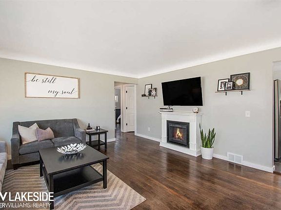 4th image of 30735 Rosslyn Ave