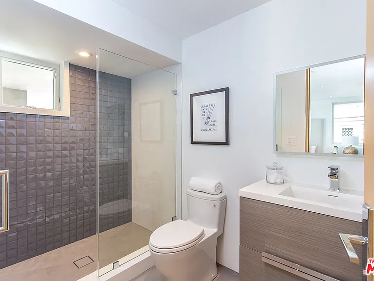 1413 Queens Rd — Photo 30