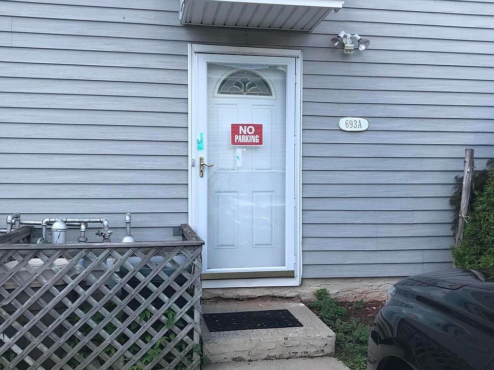 1st image of 693A Barlow Ave