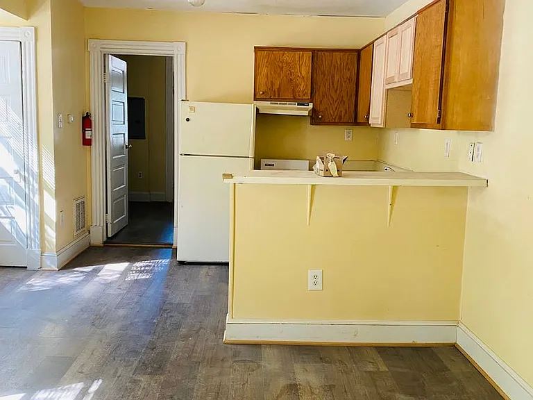 2 N. Dooley Ave. — Photo 4