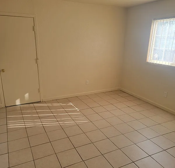 1593 Riverside Dr — Photo 4