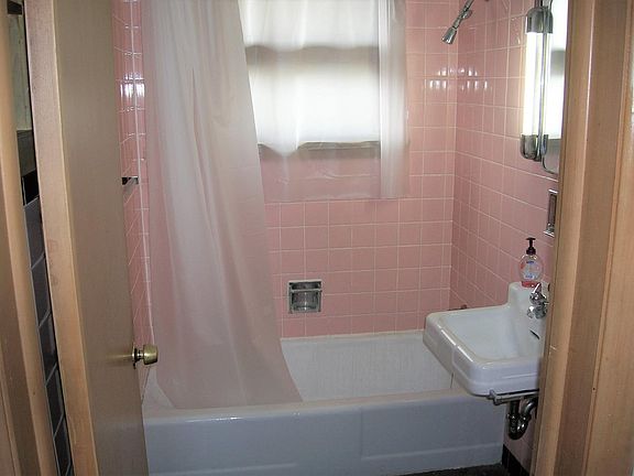 4th image of 728 N Gardiner Ave APT 2S