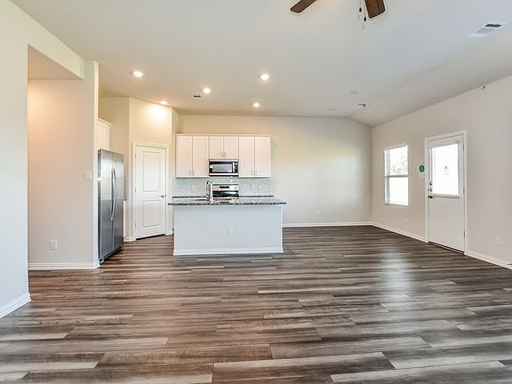 5th image of 233 Irvin Dr