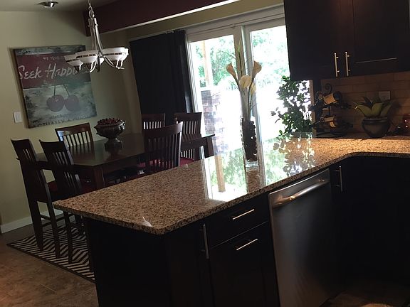 Kitchen: Granite Countertops