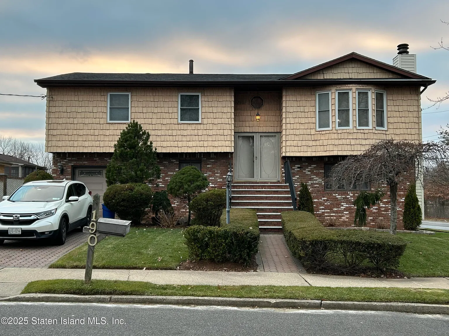 190 Parkwood Ave photo 1