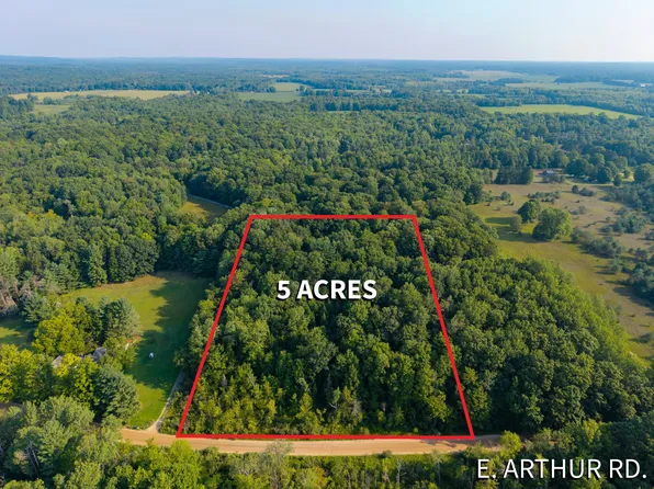 2 E Arthur Rd, Rothbury, MI 49452