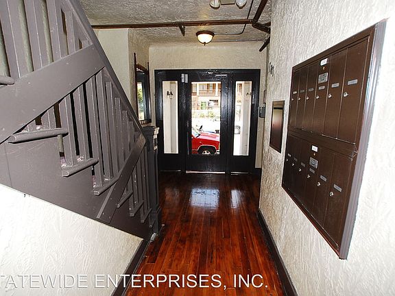 3rd image of 1324 Calumet Ave APT 202
