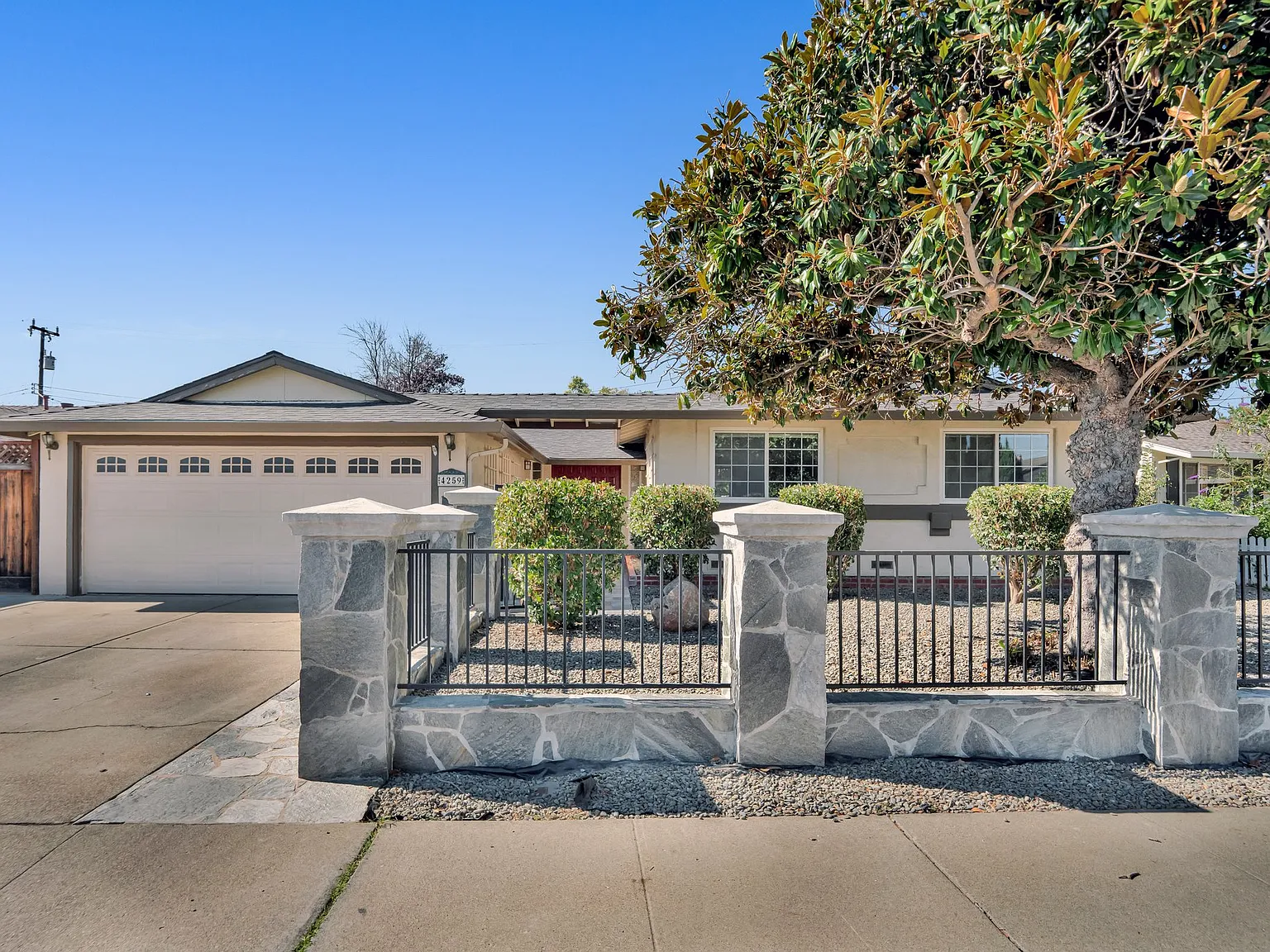 4 bed, 1938 sqft, $4,500 — Photo 1