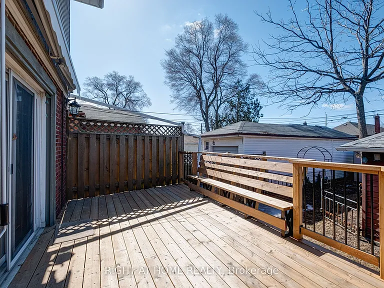 952 Coxwell Ave #MAIN — Photo 7