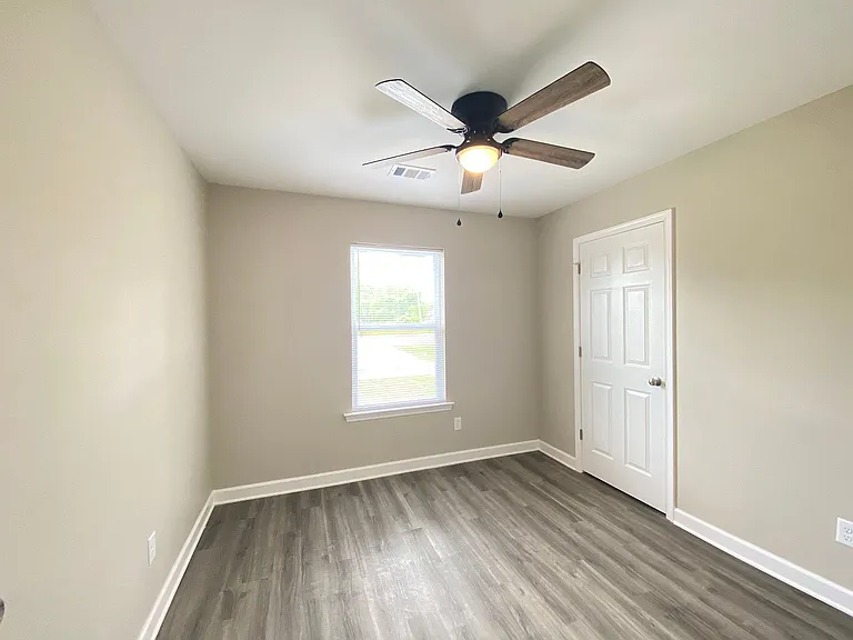 400 N Elm St — Photo 12
