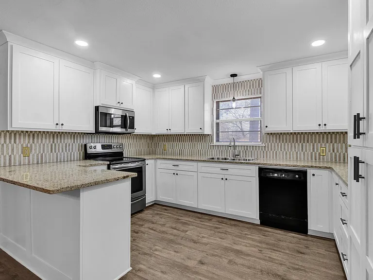 413 Dawn St — Photo 10