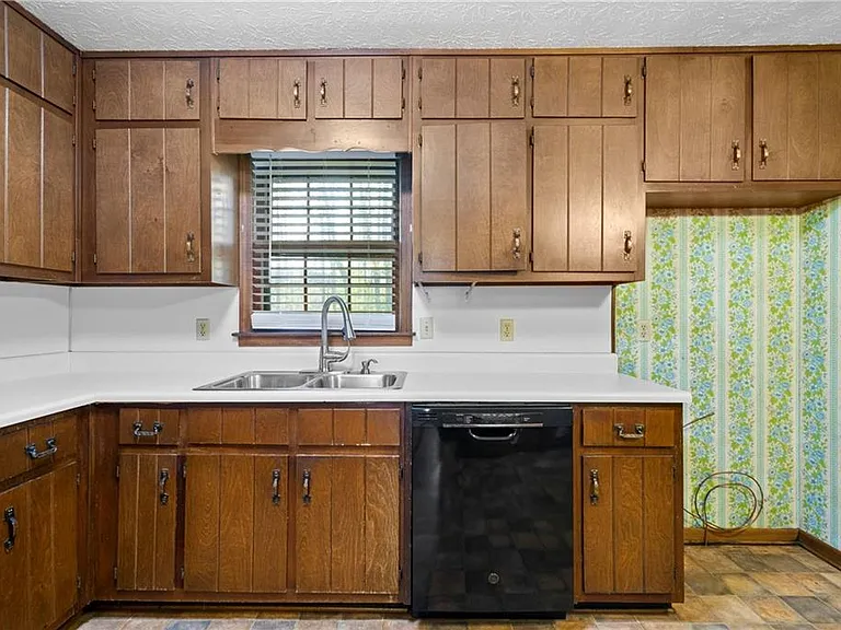 1131 Lafayette Dr SW — Photo 3