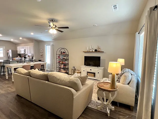 Loads of natural light in the living room - space for your furniture and guests!