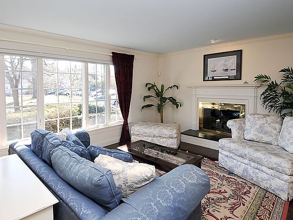 3rd image of 8 Homeside Ln
