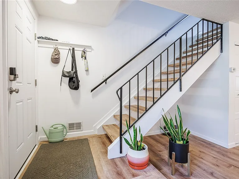 678 Eastbrooke Ln — Photo 3
