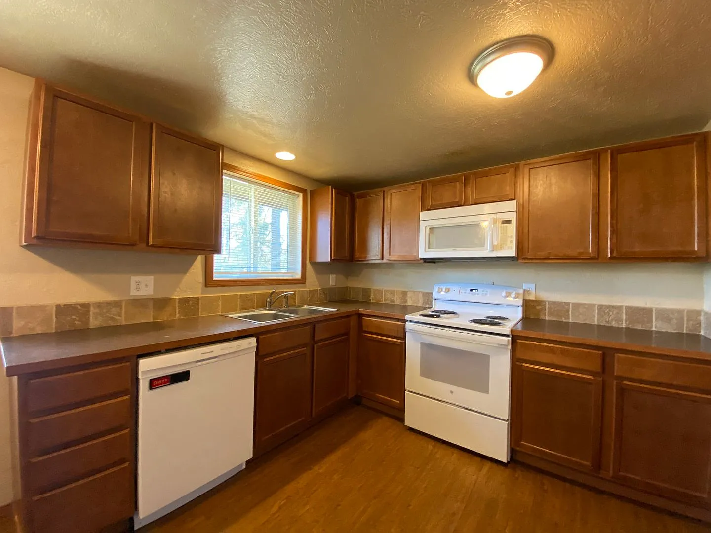 Spacious & Bright 2-Bedroom, 1-Bath upper-level fourplex- located in Spokane Valley! — Photo 3